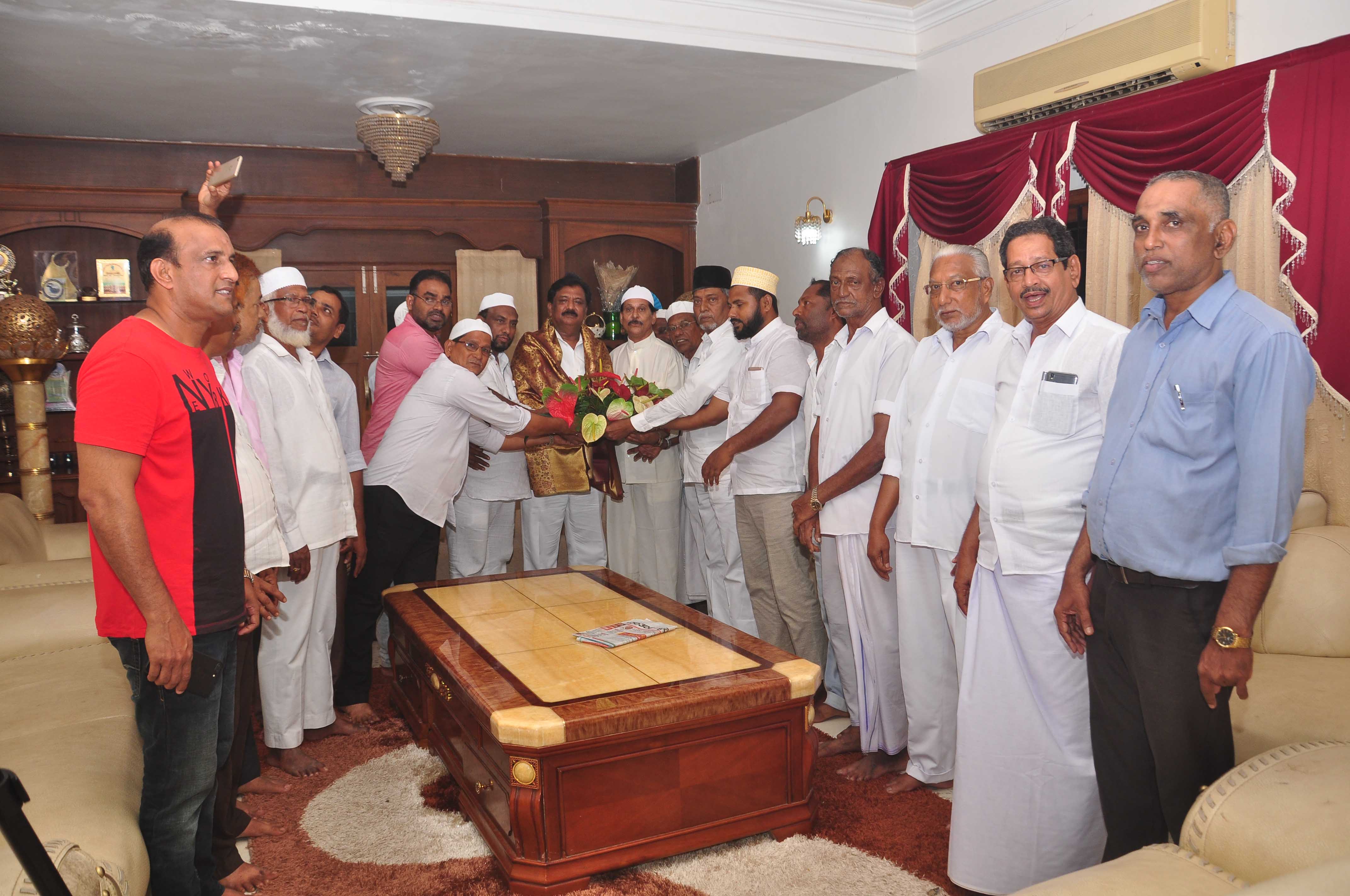 ಉಳ್ಳಾಲ ದರ್ಗಾ ವತಿಯಿಂದ ಜಿಲ್ಲಾ ವಕ್ಫ್ ಅಧ್ಯಕ್ಷರಾಗಿ ಆಯ್ಕೆಯಾದ ಕಣಚೂರು ಯು.ಕೆ.ಮೋನು ಅವರಿಗೆ ಸನ್ಮಾನ